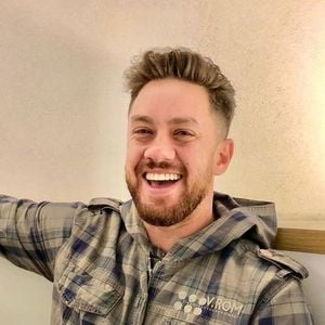 6. Leonardo Miggiorin

Ator e psicólogo, Leonardo Miggiorin construiu carreira em novelas da TV Globo como "Presença de Anita" e "Insensato Coração". No mundo dos realities, participou da primeira temporada do Dancing Brasil como competidor. Agora, desafia-se na cozinha do MasterChef Celebridades