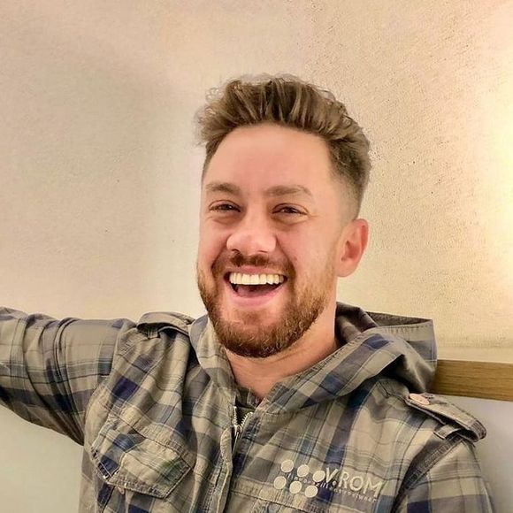 6. Leonardo Miggiorin

Ator e psicólogo, Leonardo Miggiorin construiu carreira em novelas da TV Globo como "Presença de Anita" e "Insensato Coração". No mundo dos realities, participou da primeira temporada do Dancing Brasil como competidor. Agora, desafia-se na cozinha do MasterChef Celebridades