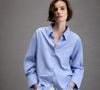 A camisa azul-celeste da Zara pode ser usada aberta, com uma camiseta branca por baixo, ou fechada e por dentro da calça para uma produção mais alinhada no escritório