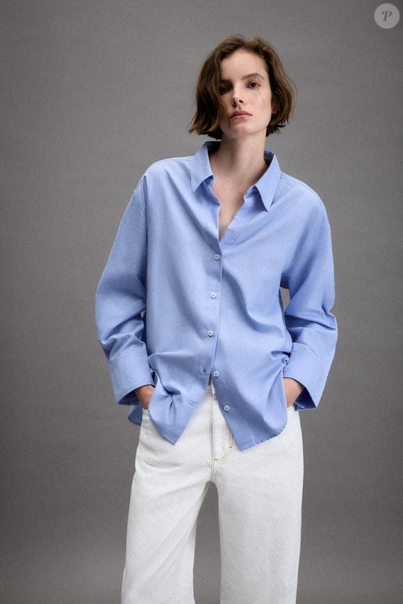 A camisa azul-celeste da Zara pode ser usada aberta, com uma camiseta branca por baixo, ou fechada e por dentro da calça para uma produção mais alinhada no escritório