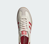 Na cor  que lembra o morango cravejado, novo doce que viralizou, o Adidas Samba OG é uma opção para quem deseja trazer uma referência divertida e atual aos looks de Primavera. O cabedal de couro e as clássicas Três Listras serrilhadas reforçam a identidade do modelo