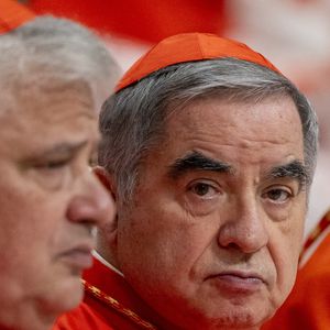 Giovanni Angelo Becciu durante cerimônia no Vaticano: figura influente por décadas, o cardeal virou símbolo de controvérsia após escândalos financeiros.