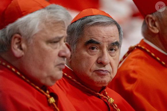 Giovanni Angelo Becciu durante cerimônia no Vaticano: figura influente por décadas, o cardeal virou símbolo de controvérsia após escândalos financeiros.