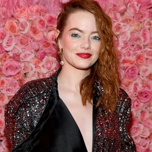 2019: Emma Stone começou a cuidar mais da pele com técnicas avançadas