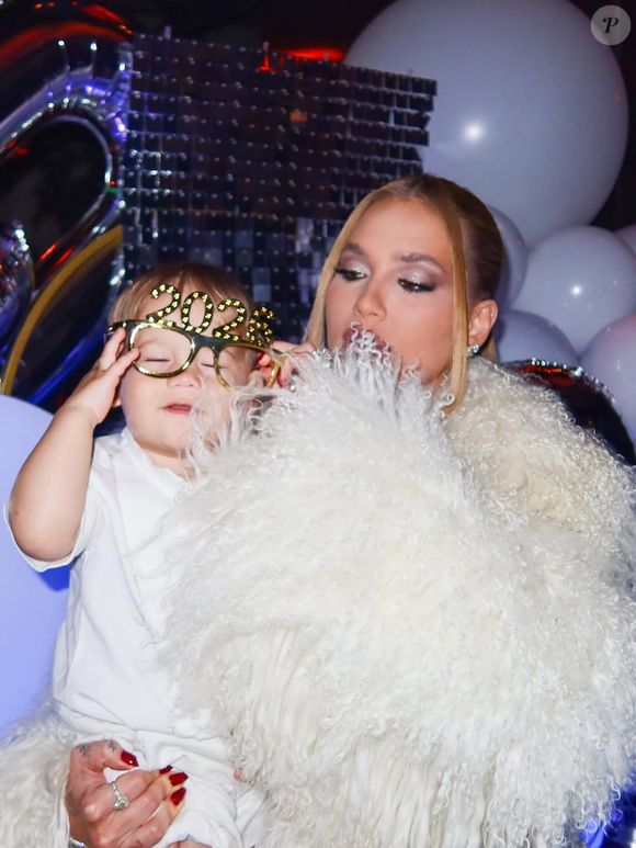 Filho de Virginia e Zé Felipe ganhou carinho da mãe durante festa de réveillon