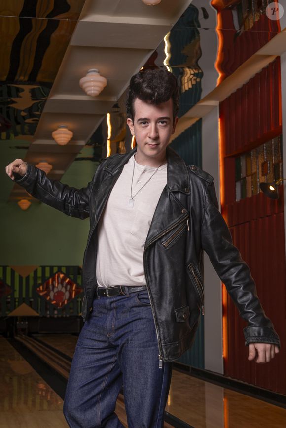 Novela 'Garota do Momento': a jaqueta de couro, combinada à uma camisa branca com calça jeans também fez parte do figurino da trama.