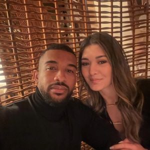 A esposa do zagueiro Bremer, da Juventus, mantém perfil fechado nas redes sociais e leva uma vida longe dos holofotes. No perfil do instagram @deborah.claudino tem 8.104 seguidores