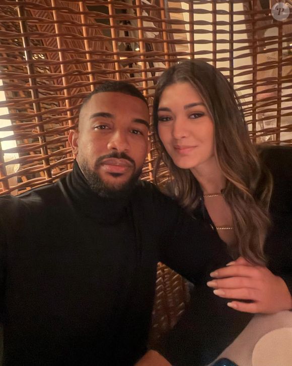 A esposa do zagueiro Bremer, da Juventus, mantém perfil fechado nas redes sociais e leva uma vida longe dos holofotes. No perfil do instagram @deborah.claudino tem 8.104 seguidores