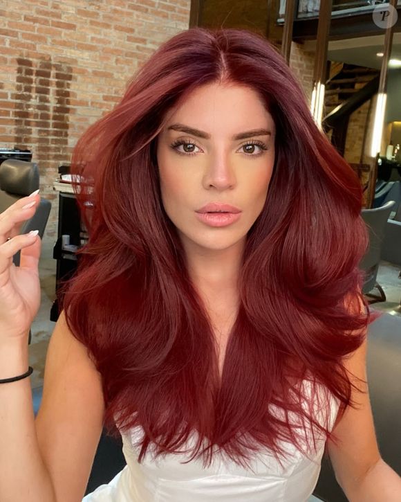 Gkay, agora com o visual repaginado, resolveu apostar em uma nova técnica de procedimento estético no bumbum