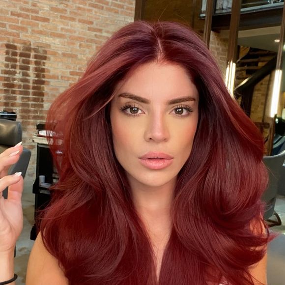 Gkay, agora com o visual repaginado, resolveu apostar em uma nova técnica de procedimento estético no bumbum