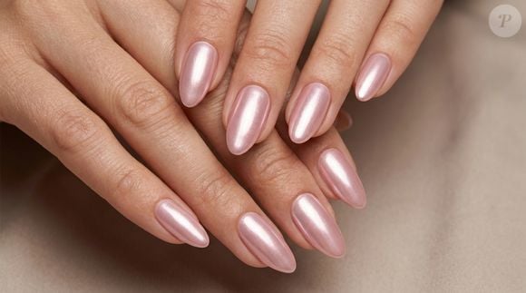 Para quem quer substituir o branco por uma opção igualmente elegante, o rosa metalizado aparece como aposta certeira. O brilho transforma a tonalidade suave em uma manicure moderna e cheia de personalidade