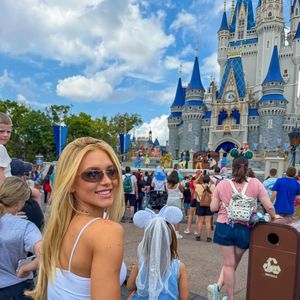 Influenciadora publicou fotos no parque da Disney, mas não postou imagens ao lado de Vini Jr.