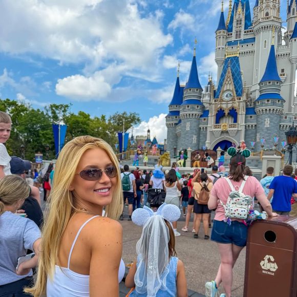 Influenciadora publicou fotos no parque da Disney, mas não postou imagens ao lado de Vini Jr.