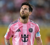 Sinto muito, New Balance, mas os novos tênis da Nike cor 'Pantera Cor-de-Rosa' farão você 'farmar aura' com a Geração Alfa por lembrarem as chuteiras dos jogadores da Copa