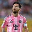 Sinto muito, New Balance, mas os novos tênis da Nike cor 'Pantera Cor-de-Rosa' farão você 'farmar aura' com a Geração Alfa por lembrarem as chuteiras dos jogadores da Copa
