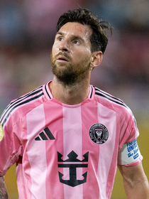 Sinto muito, New Balance, mas os novos tênis da Nike cor 'Pantera Cor-de-Rosa' farão você 'farmar aura' com a Geração Alfa por lembrarem as chuteiras dos jogadores da Copa