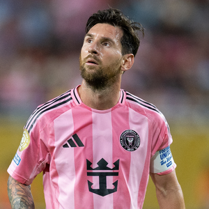 Sinto muito, New Balance, mas os novos tênis da Nike cor 'Pantera Cor-de-Rosa' farão você 'farmar aura' com a Geração Alfa por lembrarem as chuteiras dos jogadores da Copa
