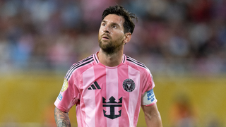 Sinto muito, New Balance, mas os novos tênis da Nike cor 'Pantera Cor-de-Rosa' farão você 'farmar aura' com a Geração Alfa por lembrarem as chuteiras dos jogadores da Copa