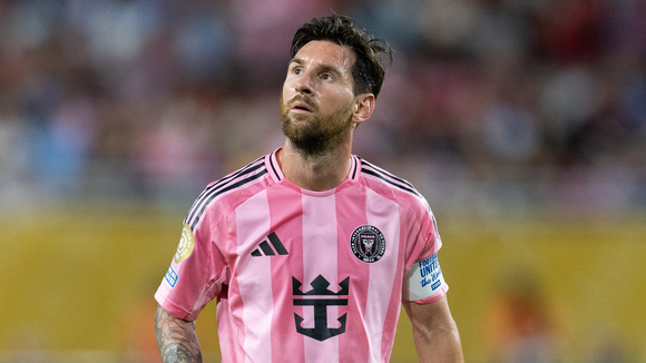 Sinto muito, New Balance, mas os novos tênis da Nike cor 'Pantera Cor-de-Rosa' farão você 'farmar aura' com a Geração Alfa por lembrarem as chuteiras dos jogadores da Copa