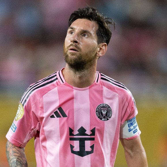 Sinto muito, New Balance, mas os novos tênis da Nike cor 'Pantera Cor-de-Rosa' farão você 'farmar aura' com a Geração Alfa por lembrarem as chuteiras dos jogadores da Copa