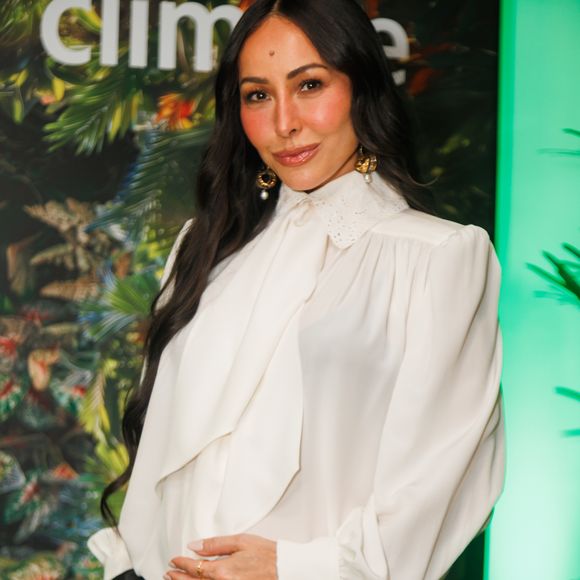 O visual de Sabrina Sato une a tendência da big bow blouse à estética romântica em uma produção elegante de gravidez