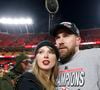 Taylor Swift e Travis Kelce estão noivos. A informação foi confirmada pela própria cantora no Instagram