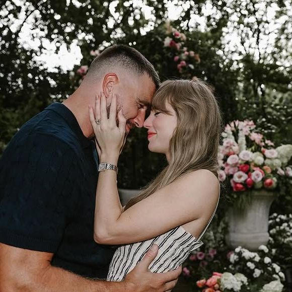 Taylor Swift e Travis Kelce estão noivos desde agosto de 2025