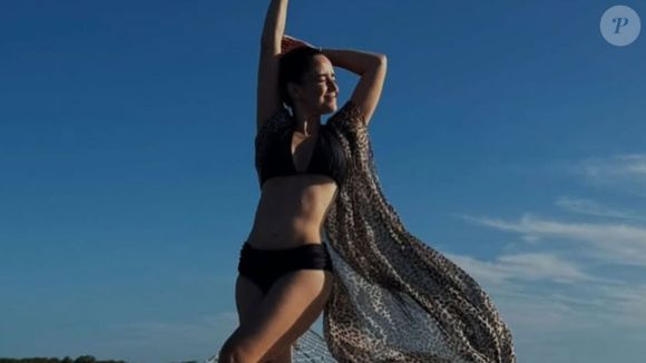 Aos 41 anos, Fernanda Vasconcellos posta rara foto de biquíni e ganha reações da web: 'E esse abdômen?!'