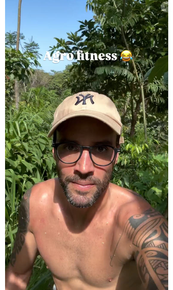 De óculos de grau e boné, Daniel Cady valorizou também suas tatuagens pelo corpo