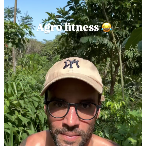 De óculos de grau e boné, Daniel Cady valorizou também suas tatuagens pelo corpo