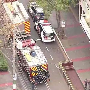 Imagens da TV Globo mostraram carro do Corpo dos Bombeiros e ambulâncias na rua do restaurante