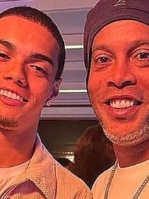 'Se eu pudesse escolher, eu não repetiria': Ronaldinho Gaúcho, estrela de série na Netflix, carrega arrependimento profundo envolvendo o filho, também jogador de futebol