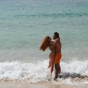 E esse flagra na praia com o noivo? De biquíni, Marina Ruy Barbosa destacou seu bumbum torneado