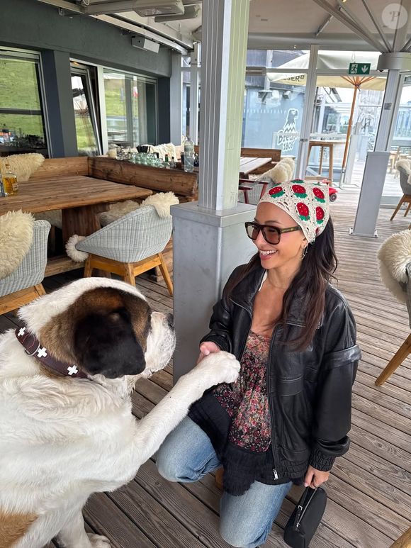 Sabrina Sato investiu em jaqueta de couro preta para viagem à Suíça: apresentadora usou peça em look delicado, criando contraposição interessante