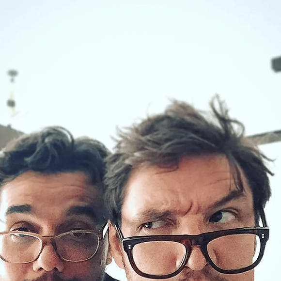 Wagner Moura revelou que recebeu ajuda de Pedro Pascal durante seu processo de imigração para os Estados Unidos, quando o ator chileno escreveu uma carta de recomendação para reforçar o pedido de visto