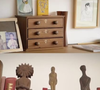Debora Bloch guarda troféus de prêmios na sala de seu apartamento na zona sul do Rio de Janeiro