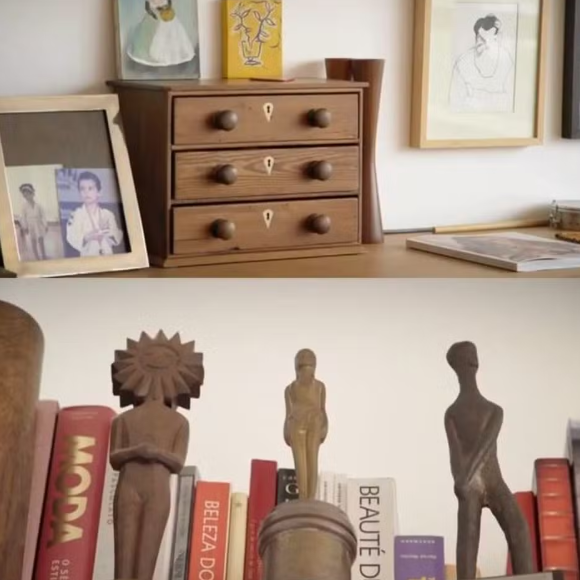 Debora Bloch guarda troféus de prêmios na sala de seu apartamento na zona sul do Rio de Janeiro