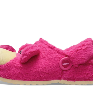 O modelo chama atenção pelo visual divertido e extremamente macio. O clog é revestido de pelúcia por dentro e por fora, com material de pele sintética que deixa o calçado ainda mais aconchegante