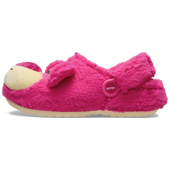 O modelo chama atenção pelo visual divertido e extremamente macio. O clog é revestido de pelúcia por dentro e por fora, com material de pele sintética que deixa o calçado ainda mais aconchegante