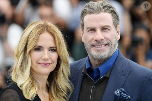 John Travolta emocionou os fãs ao mencionar a filha Ella Travolta em uma homenagem à esposa, Kelly Preston, que completaria 64 anos na última terça-feira (13). "Olha para a sua menina agora, Kelly! Feliz aniversário! Você estaria tão orgulhosa", escreveu o ator. Segundo a revista People, o casal permaneceu junto por mais de três décadas, até a morte da atriz, em 2020, após dois anos de luta contra o câncer de mama