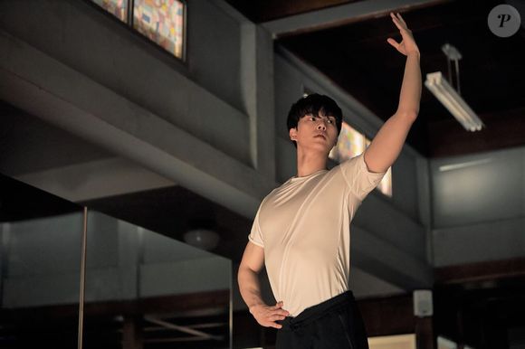 Então, o protagonista conhece Chae-rok, um jovem bailarino que está quase desistindo da própria carreira devido a dificuldades financeiras