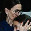 Neta de Preta Gil, de 9 anos, é confortada no desembarque da família em SP 4 dias após morte da cantora