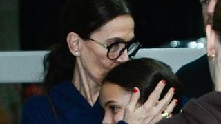 Neta de Preta Gil, de 9 anos, é confortada no desembarque da família em SP 4 dias após morte da cantora