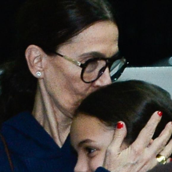 Neta de Preta Gil foi consolada por Flora Gil, madrasta da cantora, ao desembarcarem em SP quatro dias após morte da artista