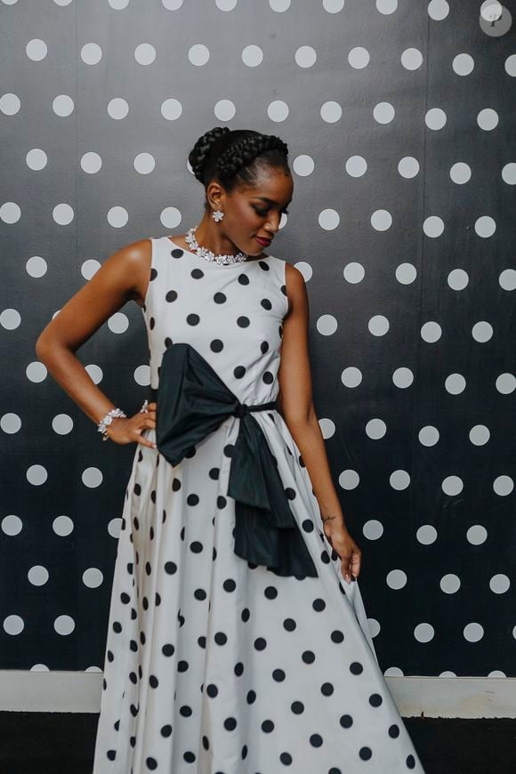 O vestido usado por Iza em foto é da Carolinna Herrera e o look da cantora foi escolhido pela própria estilista venezuelana.