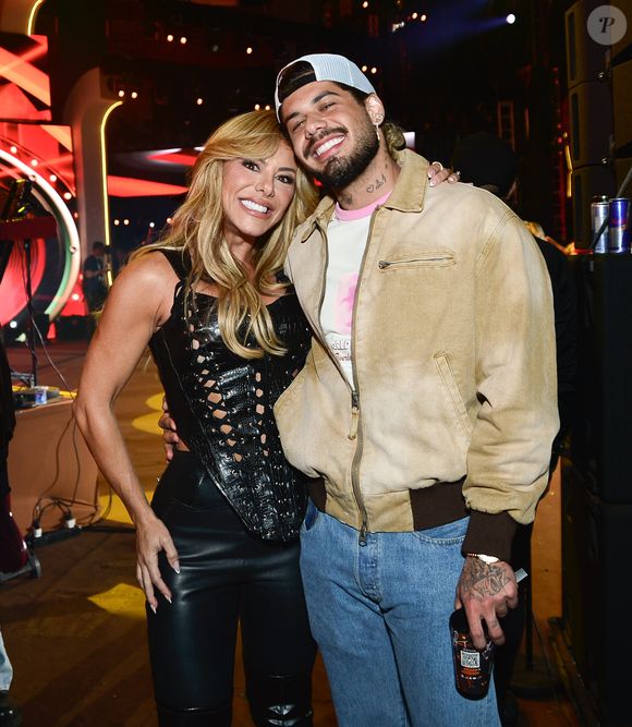 Zé Felipe e a mãe, Poliana Rocha, em foto no bastidor de show de Leonardo, pai dele e marido dela, na Festa do Peão de Barretos 2025