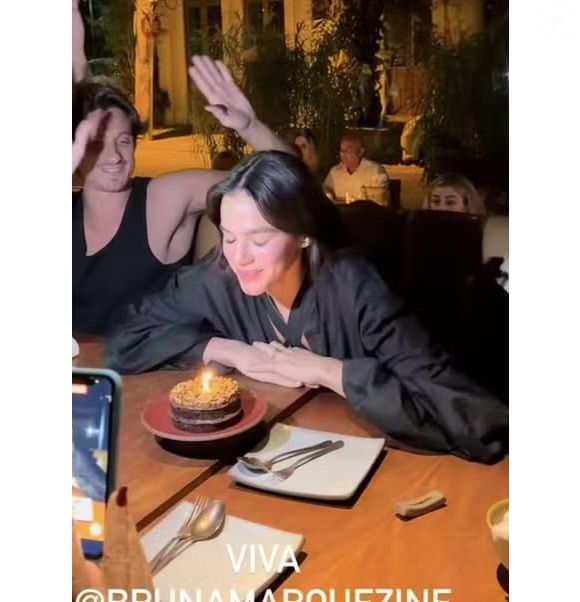 Bruna Marquezine celebrou aniversário com nomes como DJ Kaique, melhor amigo, e Luana Maia, irmã