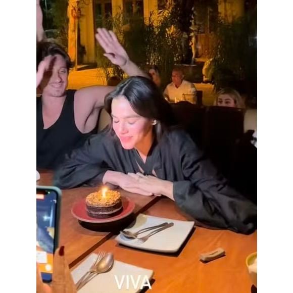 Bruna Marquezine celebrou aniversário com nomes como DJ Kaique, melhor amigo, e Luana Maia, irmã