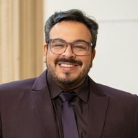 Tiago Abravanel está na novela 'Vale Tudo'? Entenda a dúvida que confunde a web sobre o funcionário de Marco Aurélio: 'São a mesma pessoa'