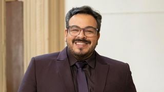 Tiago Abravanel está na novela 'Vale Tudo'? Entenda a dúvida que confunde a web sobre o funcionário de Marco Aurélio: 'São a mesma pessoa'